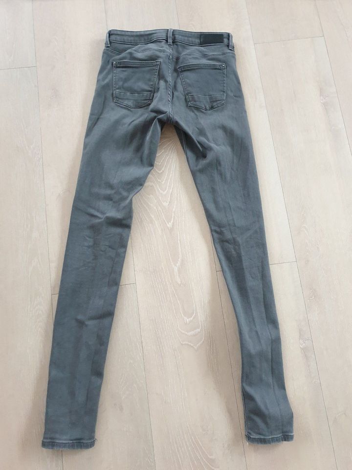 Jeans Esprit 25/34 grau in Kohlberg