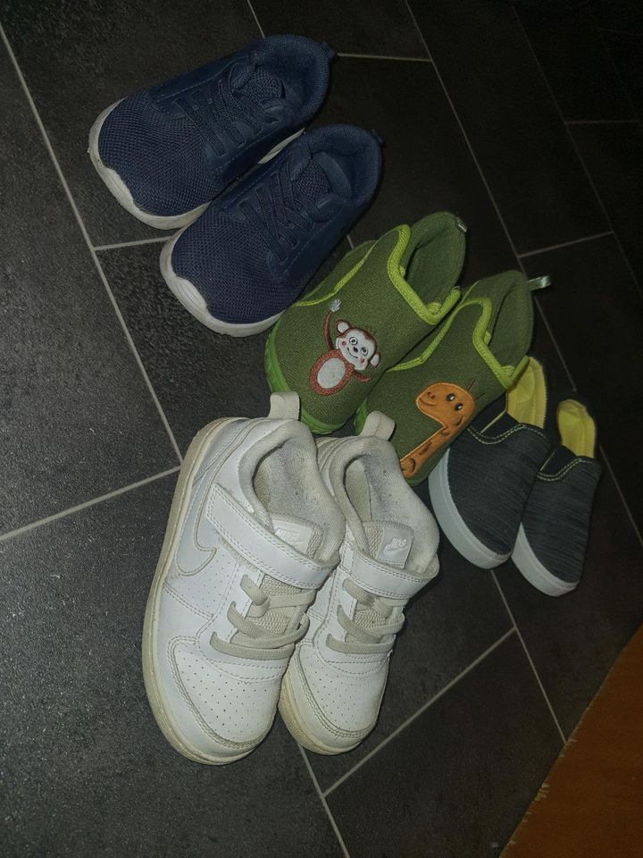 4 paar Kinderschuhen in Wald