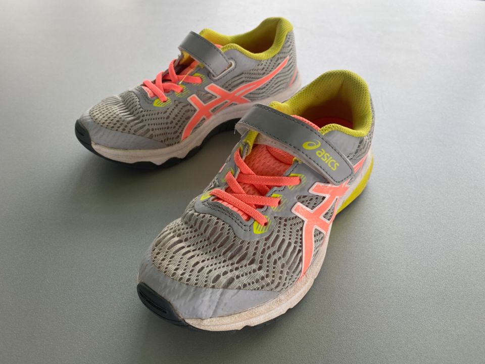 Asics Turnschuhe Kinder Größe 32,5 in Landsberg (Lech)