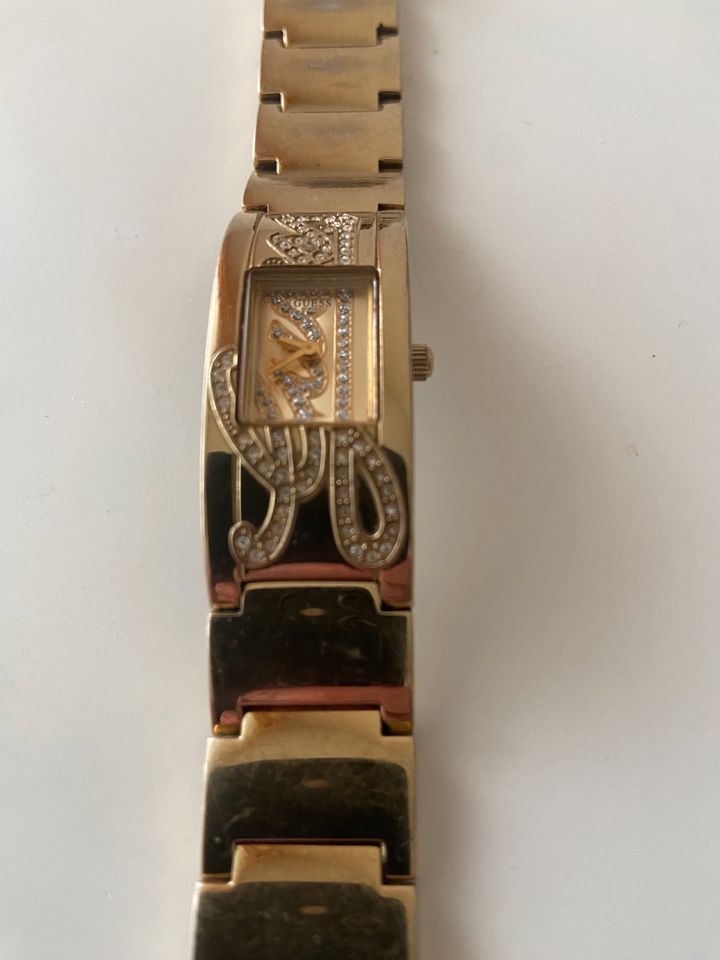 Frauen Armbanduhr von Guess Japan in Hamburg