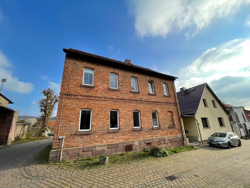 Nur zur Vermietung! Stark sanierungsbedürftiges Einfamilienhaus mit Nebengebäude in Kyffhäuserland in Steinthaleben