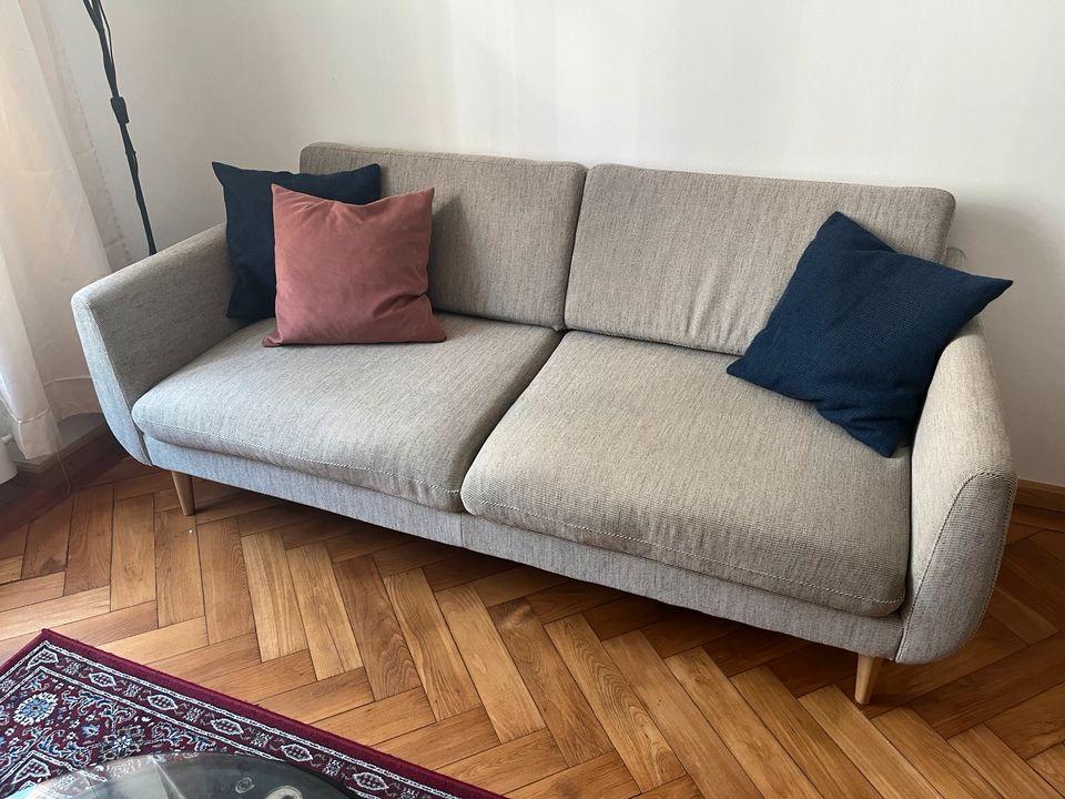 Couch in Beige mit Holzfüßen in München