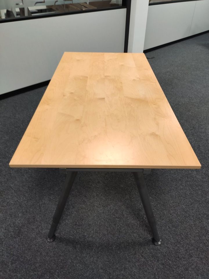 Tische mit brauner Tischplatte in Berlin