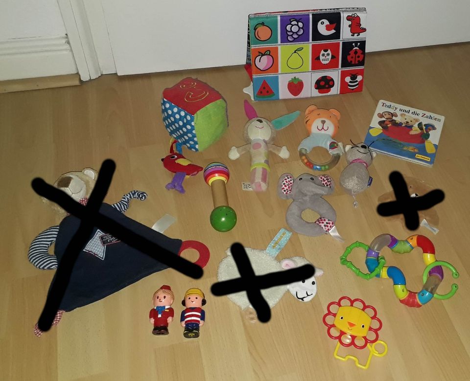 Kleines Baby - Spielzeugpaket (Spiegel, Rasseln, Buch...) in Hannover