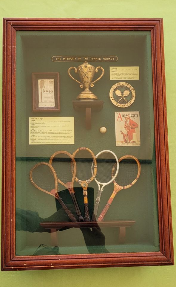 Schaukasten "The History of the Tennis Racket" in Dummerstorf