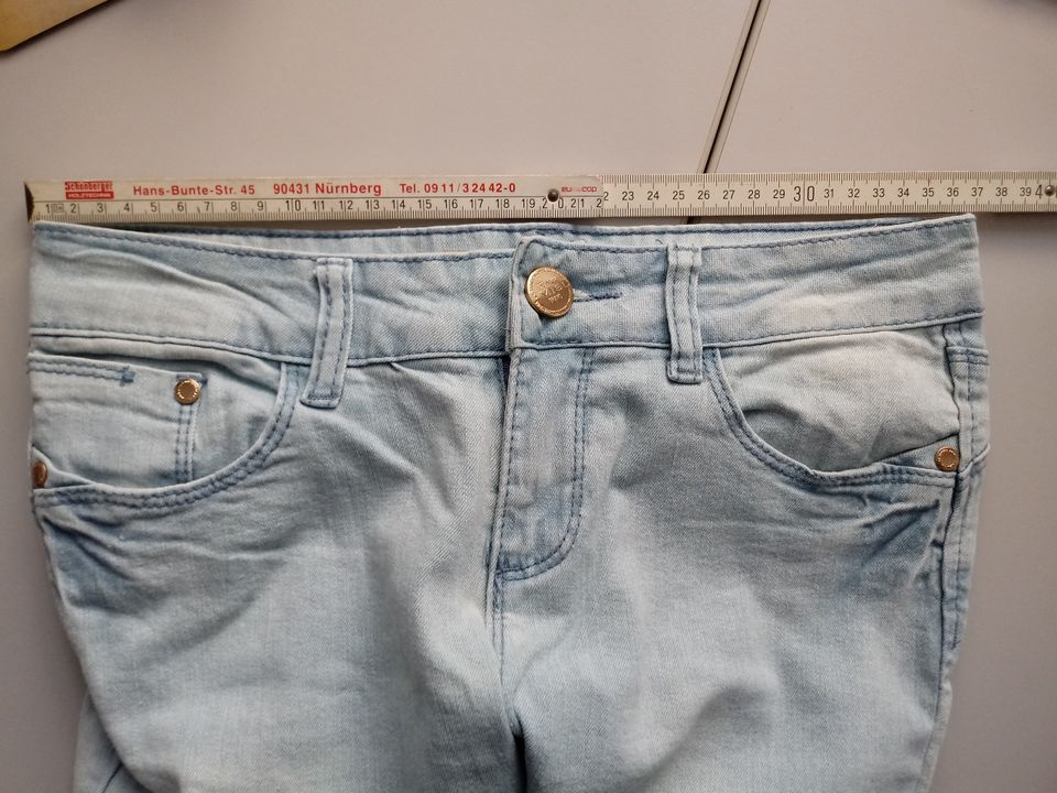 NEU Jeans Caprihose Damen Größe 25 hellblau Amisu 34 XS in Eichstätt