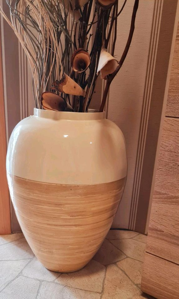 Schöne weiß/beige Vase in Bad Emstal