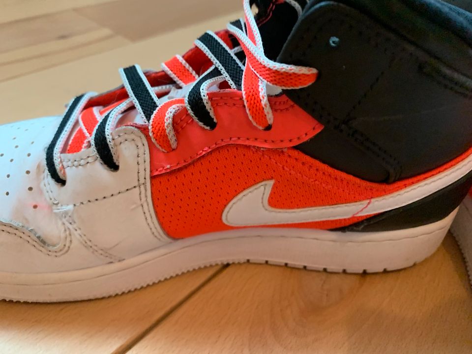 Nike Air Jordan 1 mit rot/orange, Sneakers, Gr. 38,5 in Dietmannsried