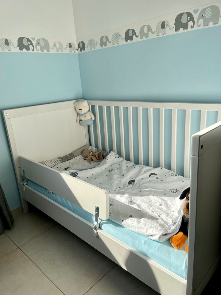 IKEA Sundvik Kinderbett Babybett 70×140 cm + Matratze + Rausfalls in Gründau