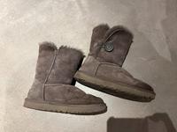 UGG Boots, super Zustand, grau mit Knopf Duisburg - Duisburg-Süd Vorschau