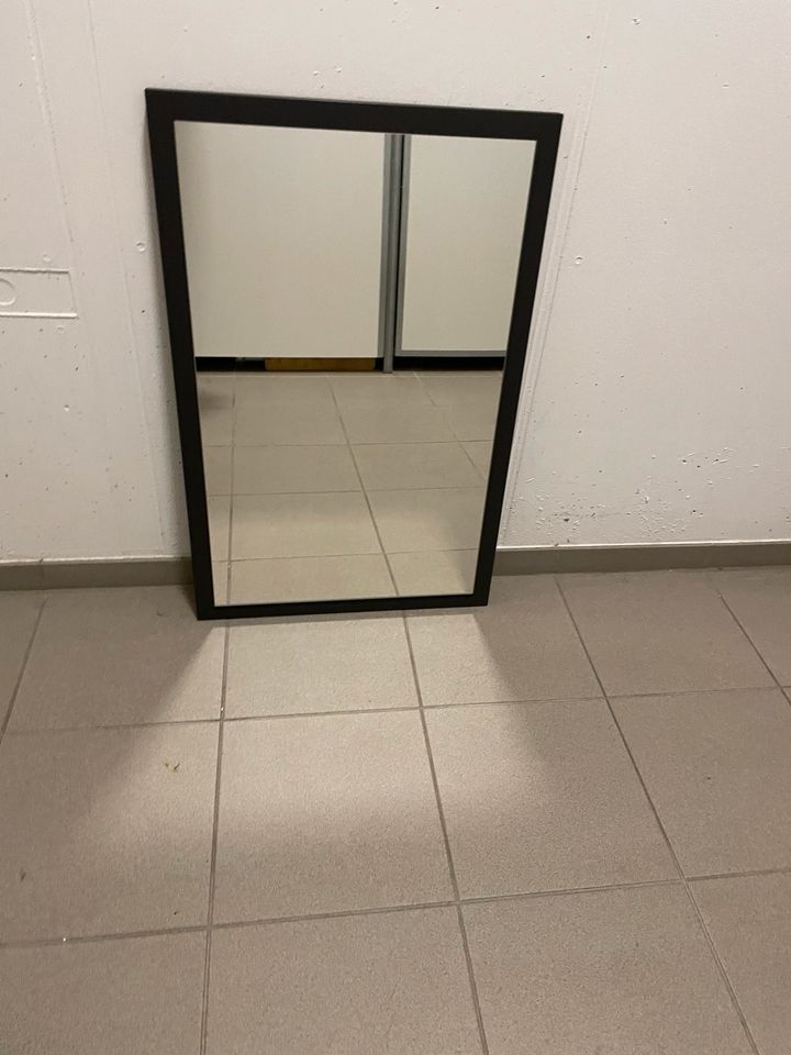 Spiegel auf anthrazitfarbenem Brett in Stuttgart