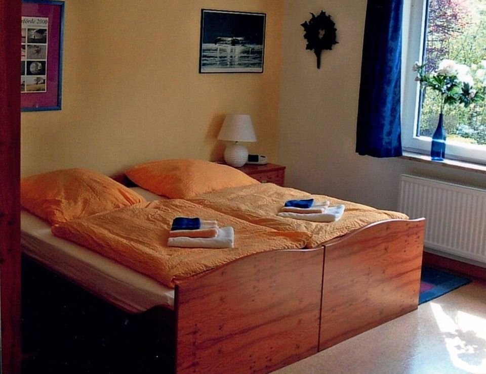 Doppelbett oder 2 Einzelbetten Nussbaum Optik in Breiholz
