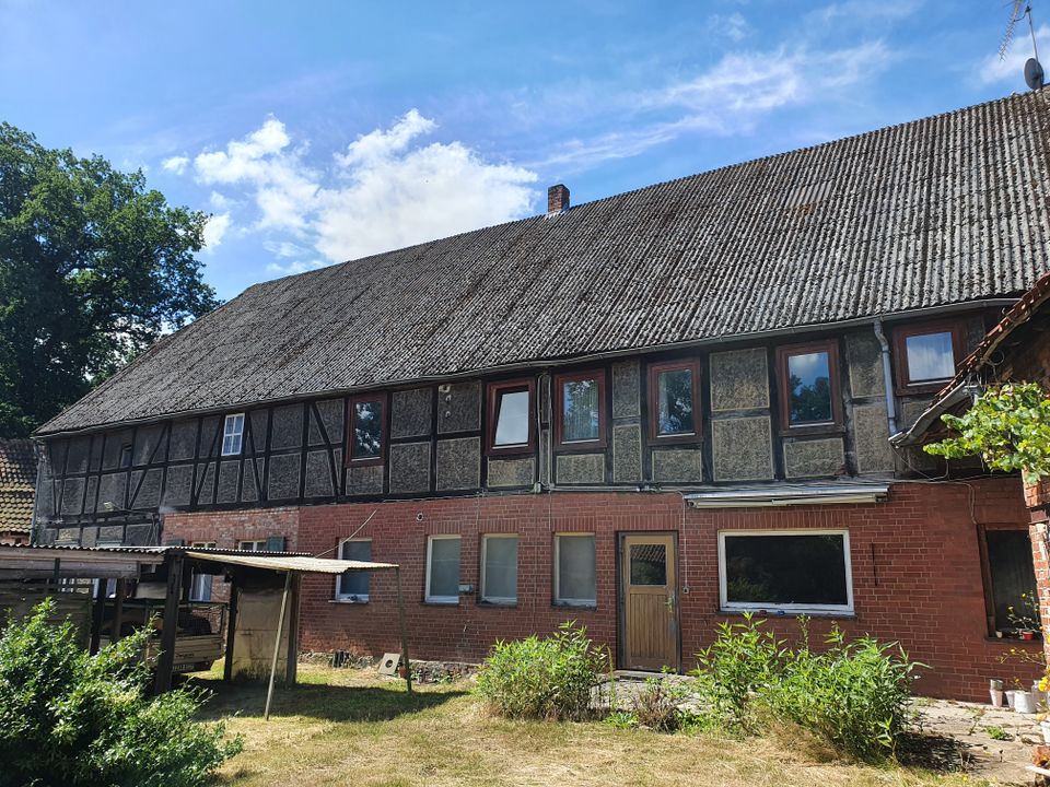 Bauernhof / Resthof / MFH / Haus auf 6061 qm² Land in Brome OT Altendorf in Brome