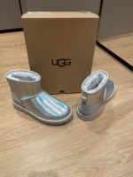 Neu! UGG Classic mini Boots Silber glänzend Gr. 38 ungetragen Bayern - Alzenau Vorschau