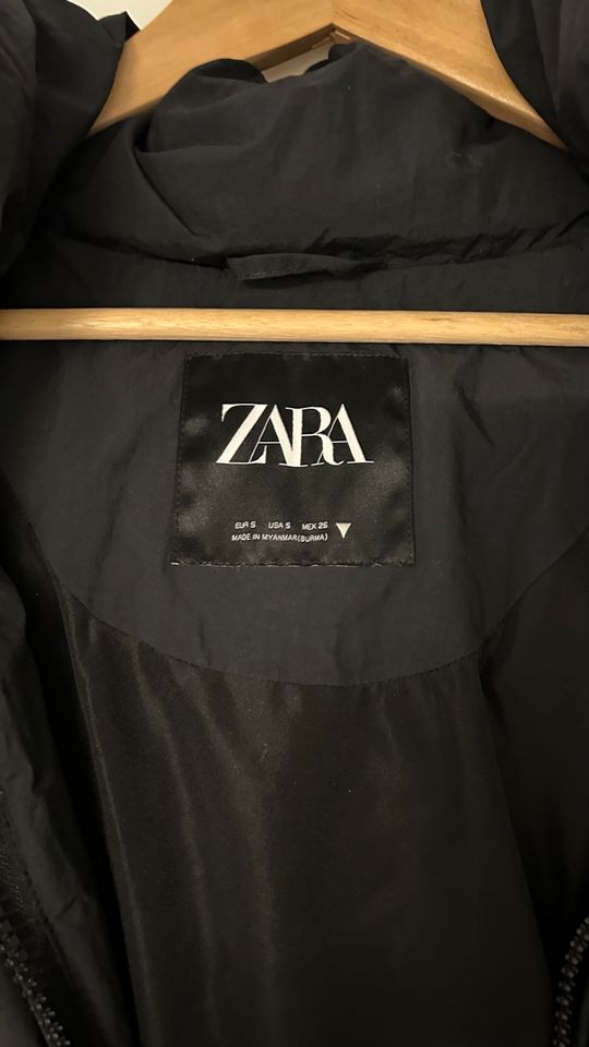 Zara lange Winterjacke schwarz in Hausen Oberfr.