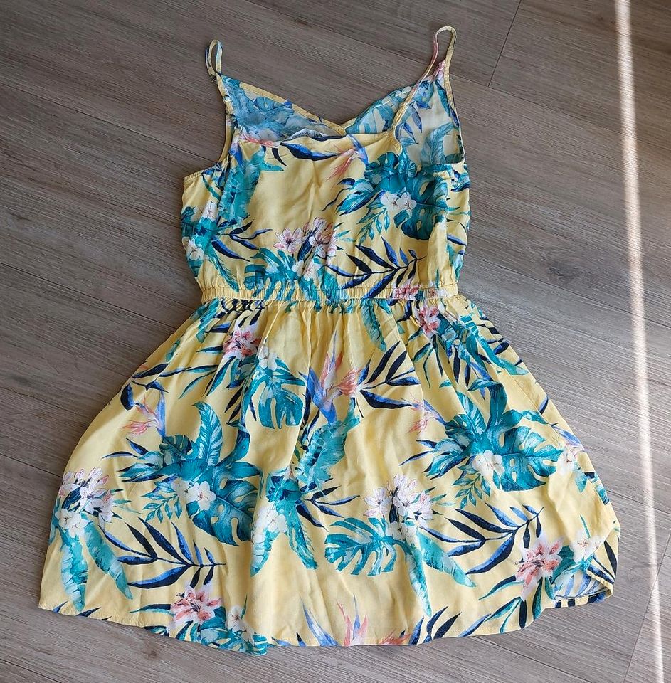 Kleid ~ H&M ~ gelb Blumen ~ Größe 140 in Buchenberg