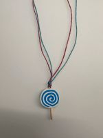 Mädchen/Damen Kette mit Lolli Anhänger aus Holz - Blau/Weiß/Rot Berlin - Steglitz Vorschau