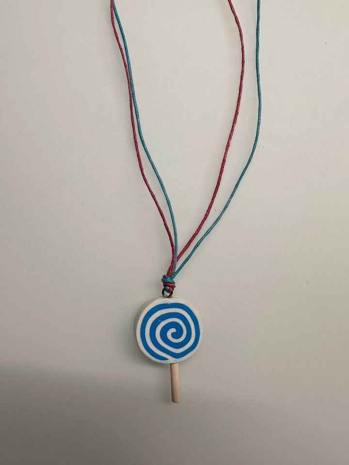 Mädchen/Damen Kette mit Lolli Anhänger aus Holz - Blau/Weiß/Rot in Berlin