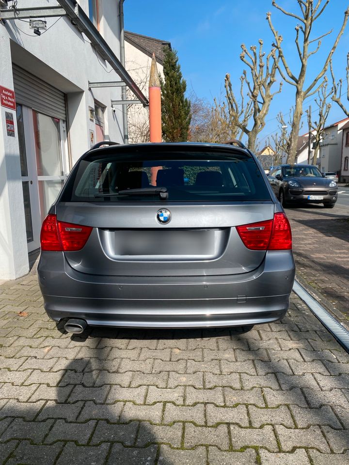 BMW 320 diesel Touring 2. Hand Panoramadach in Friedrichsdorf