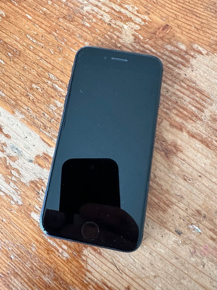 iPhone 8 mit 64 GB - iCloud befreit in Dietzhölztal