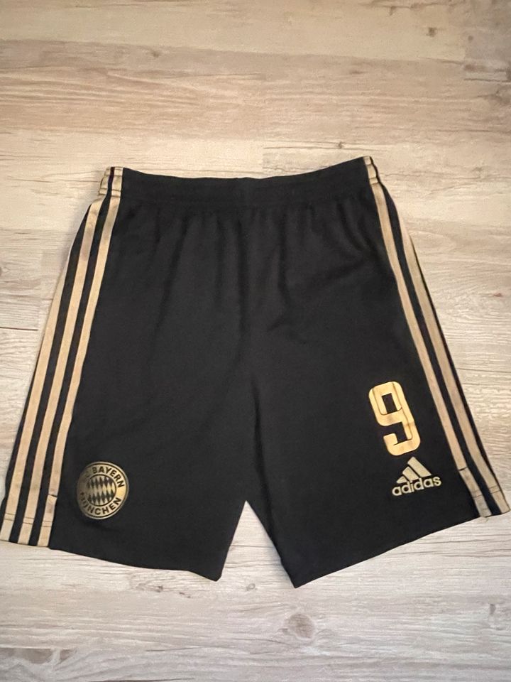 Shorts Hosen zum Trikot Bayern München Nr. 9 Gr. 152/164 in Mecklenbeck