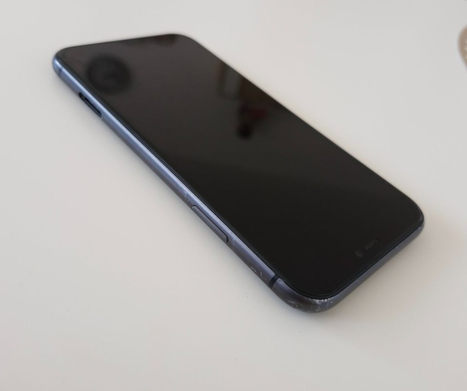iPhone 11 - Schwarz - 64GB - 82% + Zubehörpaket in Holzminden