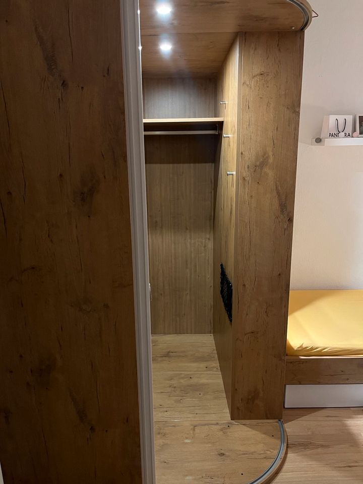 Kleiderschrank begehbar + Bett mit Bettkasten in Anklam