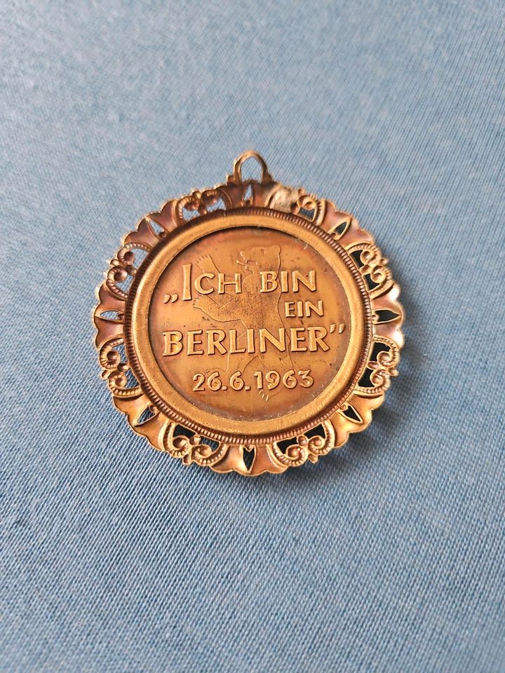 John f.kennedy münze als Anhänger sher alt in Weilburg