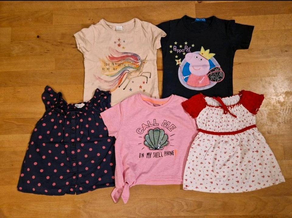 T-Shirts 98/104 next H&M Glitzer Einhorn Muschel Tunika Peppa in Bergisch Gladbach