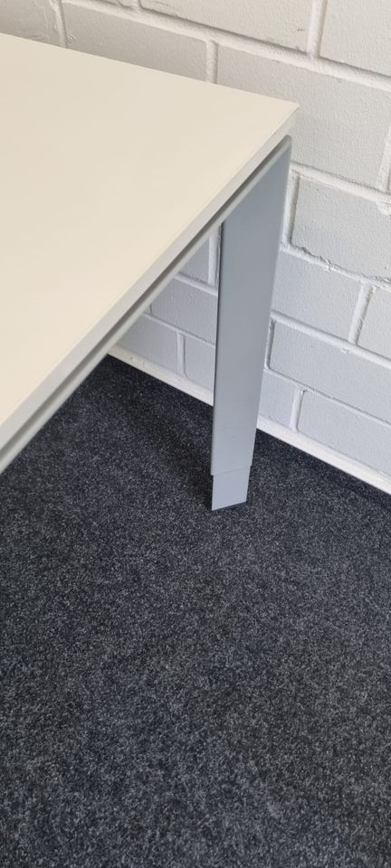 100 x Schreibtisch / Bürotisch / Steelcase / Büroeinrichtung in Linden