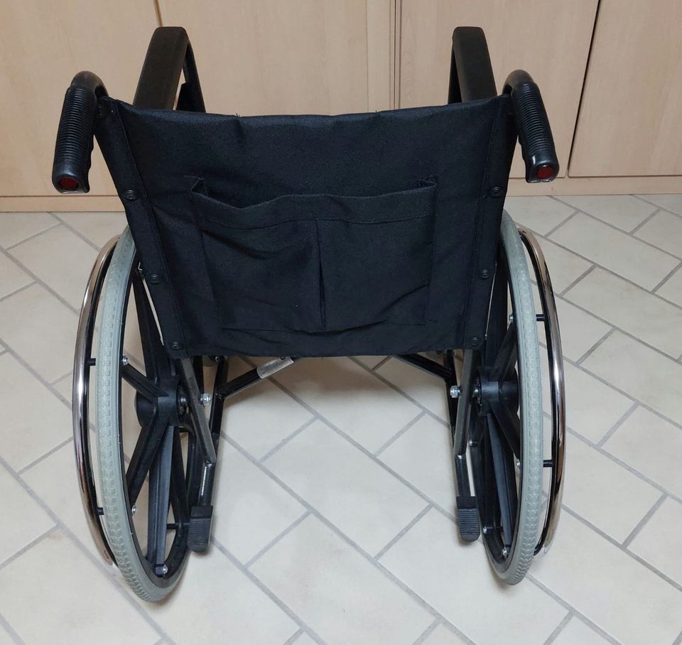 Klappbarer / Faltbarer Rollstuhl der Firma Weinberger in Konz