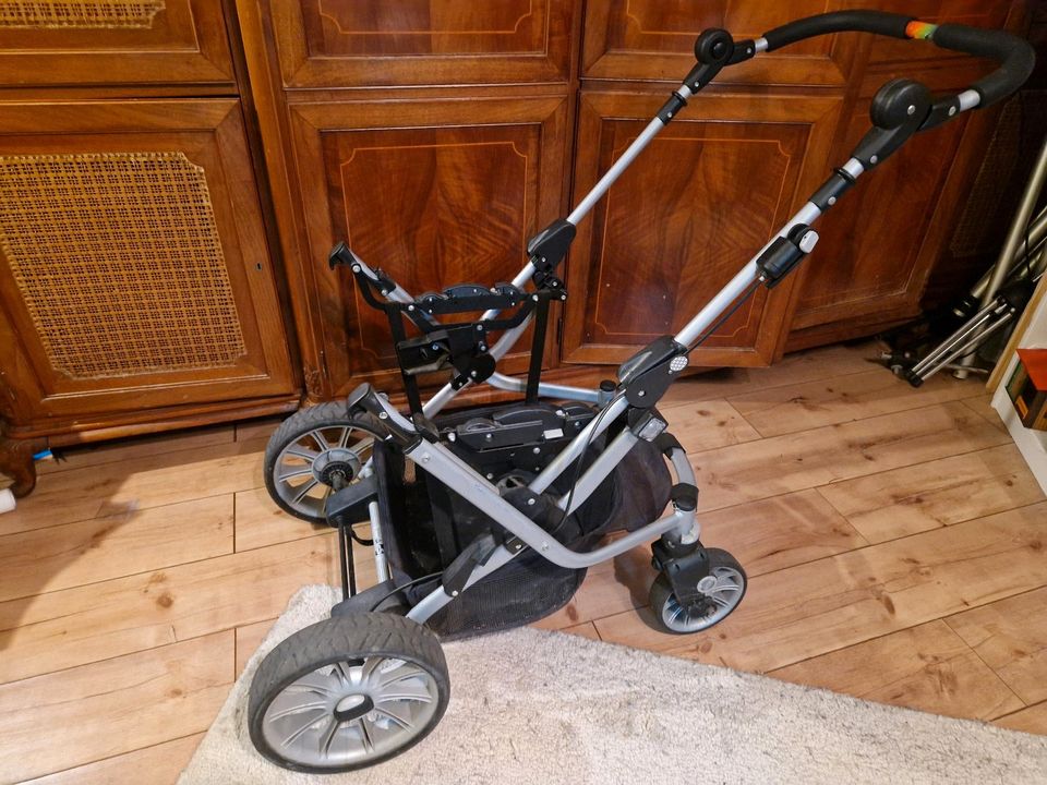 Teutonia Kinderwagen Babyschale mit viel Zubehör in Berlin