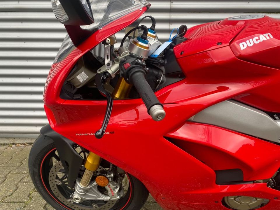 Ducati V4S Panigale 1. Hand in Kaarst