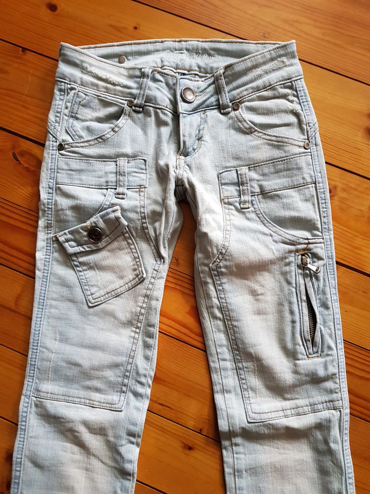 BT Jeans low-cut bleached, ripped, 34/24 W24/25, L32 in Stadtallendorf