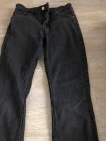 Eine schwarze Mädchen Jeanshose von H&M in Gr 36 Nordrhein-Westfalen - Hilden Vorschau