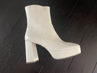 HÖGL Stiefelette Gr. 40 cremefarben Nordrhein-Westfalen - Meerbusch Vorschau