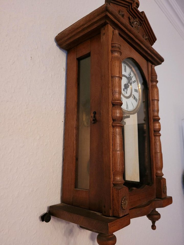 Antike Wanduhr. Uhrwerk funktioniert, in Tönisvorst