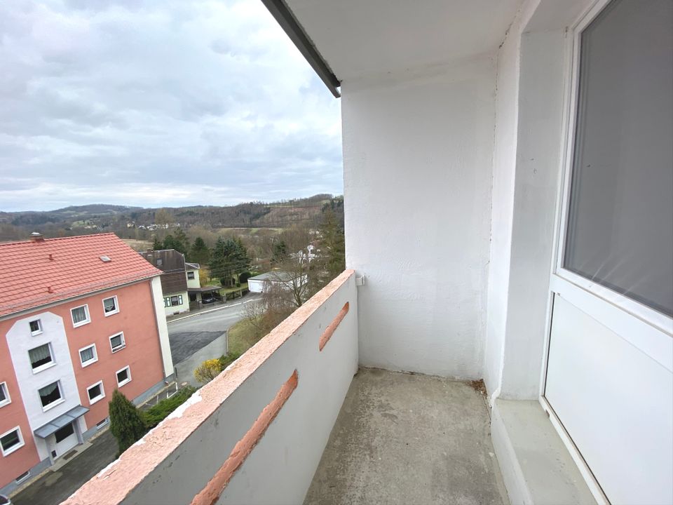 Schöne 3-Raum-Wohnung mit Balkon und herrlichem Blick über Elsterberg in Elsterberg