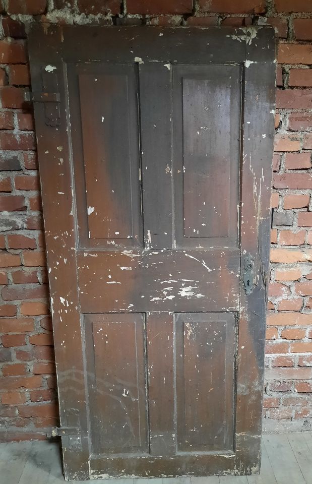 Dachbodenfund - alte Holztür mit Türbeschlägen, Schlossblenden in Chemnitz