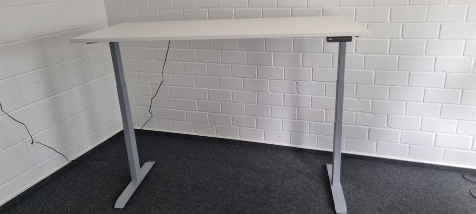 60 x Neues Steh Sitz Schreibtisch Gestell / elektrischer Tisch / Büromöbel in Köln