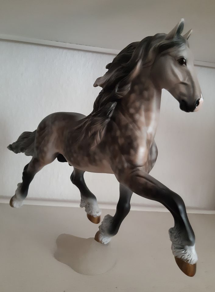 MODELLPFERD BREYER FRIESE dappl ROSE GRAY CM JCLAUS USA LSQ in Oberursel (Taunus)