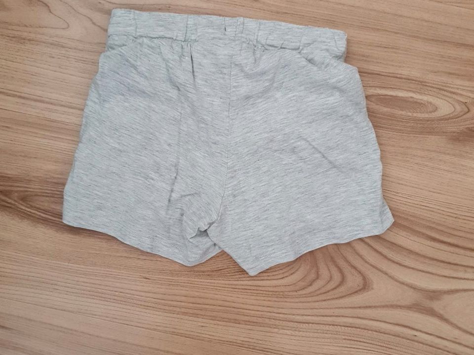 Shorts grau H&M Gr. 104 in Frankfurt am Main