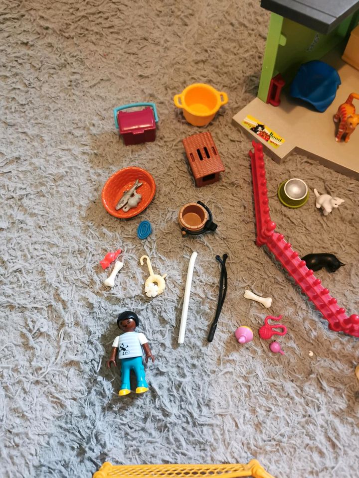 Playmobil Katzenhaus + viel Zubehör 10€ in Stein