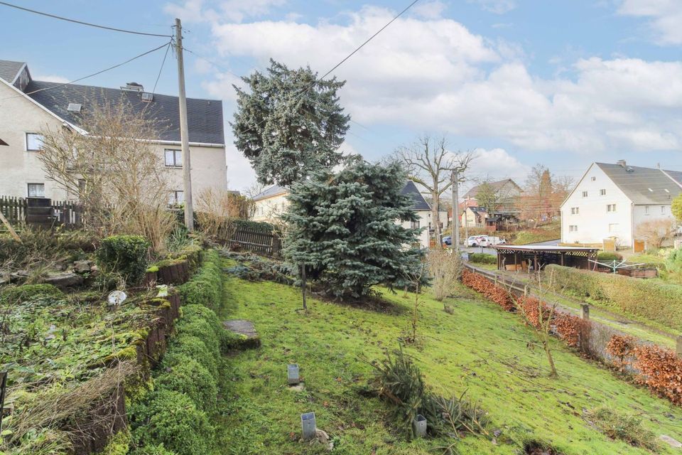 Frei stehendes Einfamilienhaus mit angrenzender Scheune und Garten in Klingenberg