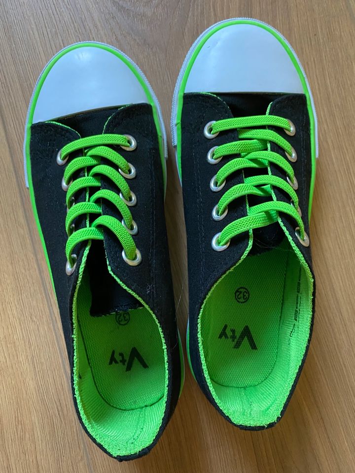 Wie neu: Sneaker vty Gr. 32 schwarz neon grün in Hamburg