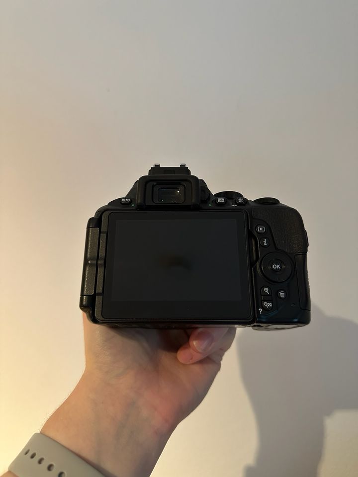 NIKON D5600 Kamera Kit mit mehreren Objektiven und Zubehör in Kiel