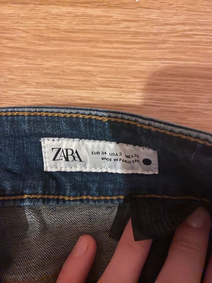 Zara Jeans Bootcut Schlag schöne Waschung in Potsdam