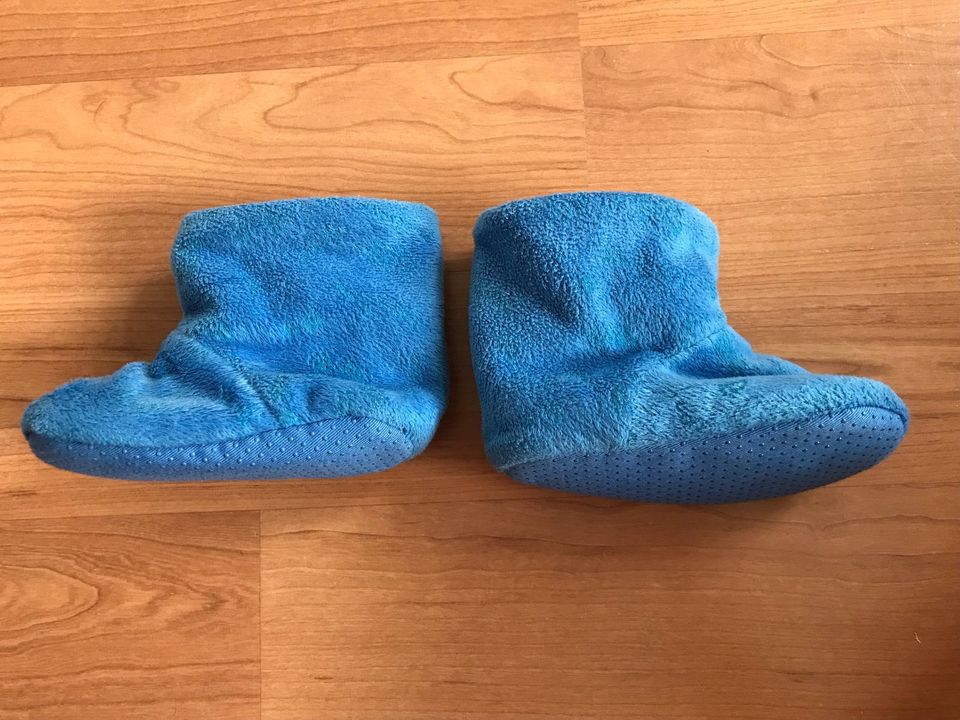 blaue Kuschelschuhe Hausschuhe Wagenschuhe Sohlenlänge 14 cm in Dresden