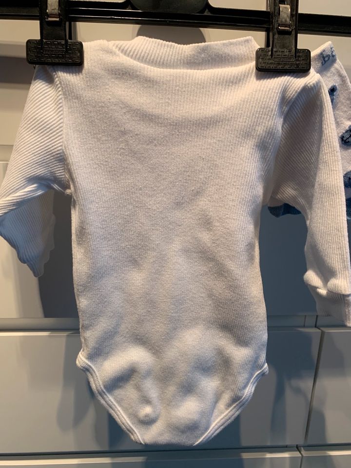 Baby Erstausstattung Strampler Socken Jacke Hose in Marsberg