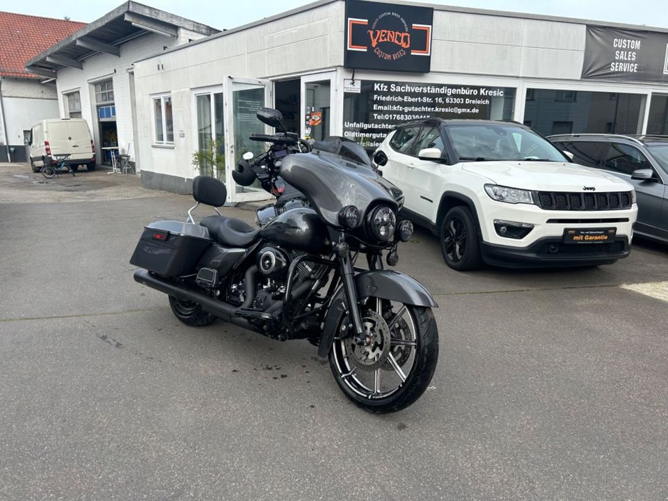 Harley-Davidson Flhx Steet Glide in Dreieich